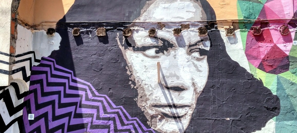 Street Art, figure d'indien indigène sur un mur de Barcelone.